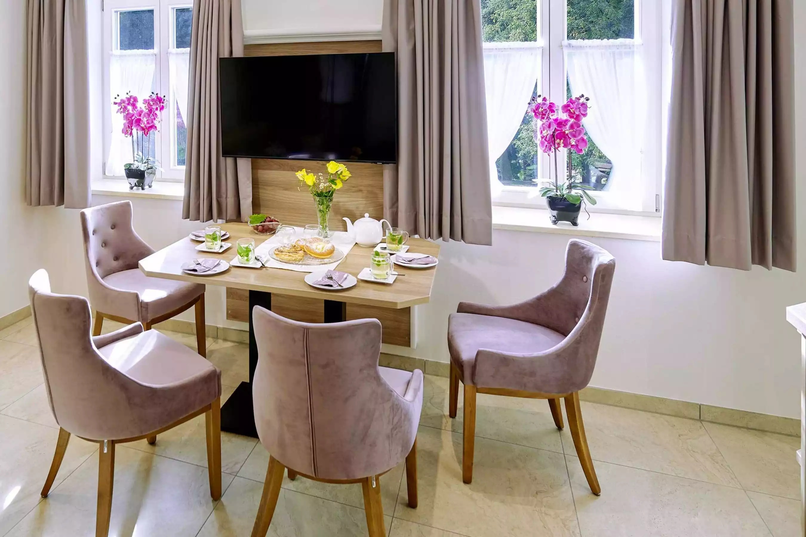 Essbereich mit Stühlen voll ausgestattete Küche